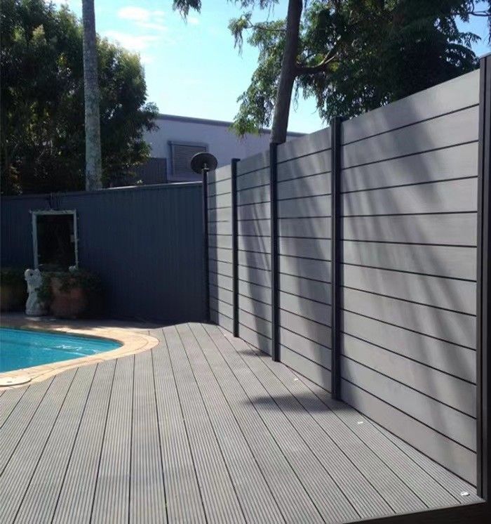 Moderne tuin Consistente kleur laag onderhoud WPC hek